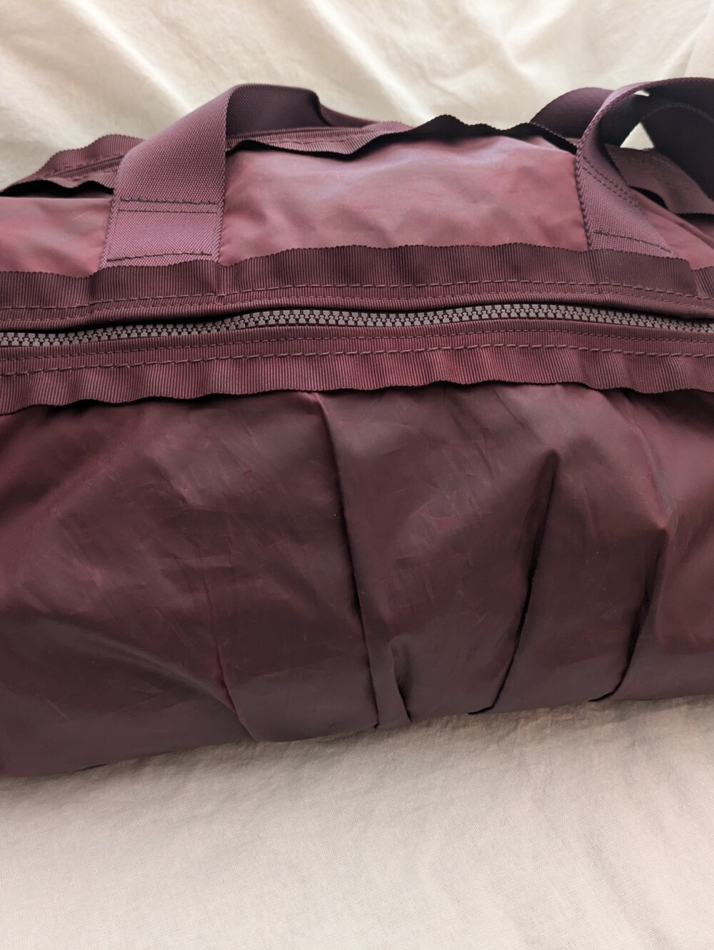 Lululemon Gym to Win Duffle Bag Burgundy Rare - Picture 5 of 13